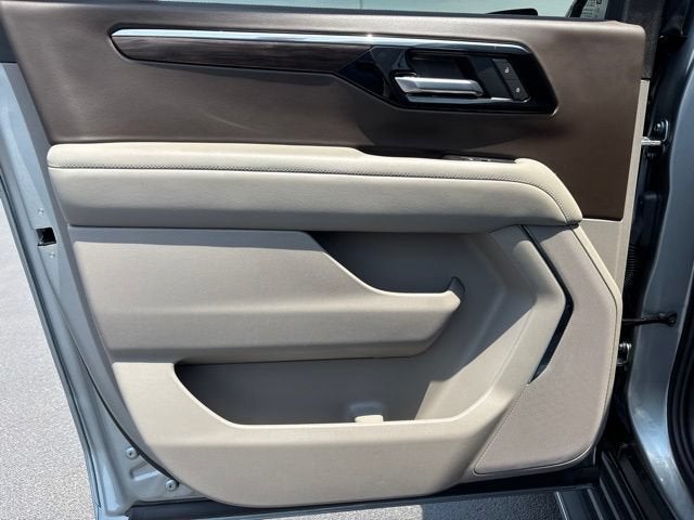 2025 Chevrolet Suburban 4WD LT