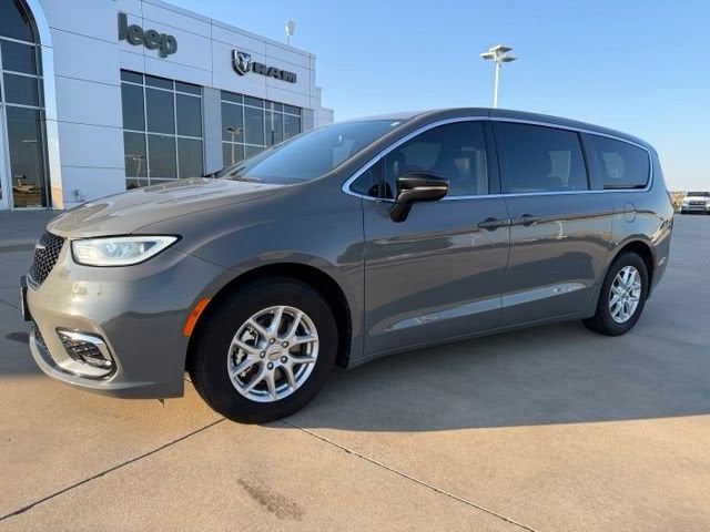 2025 Chrysler Pacifica Select